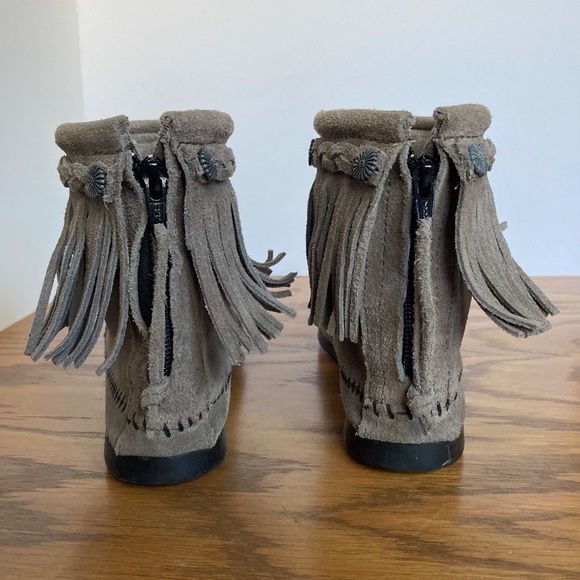 Minnetonka Suede Fringe Moccasin Booties Women's Size 6.5 Tan Suede - Picture 7 of 9